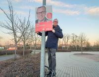 Uwe Reckmann - OB-Wahl-Kandidat beim Aufhängen von Wahlplakaten
